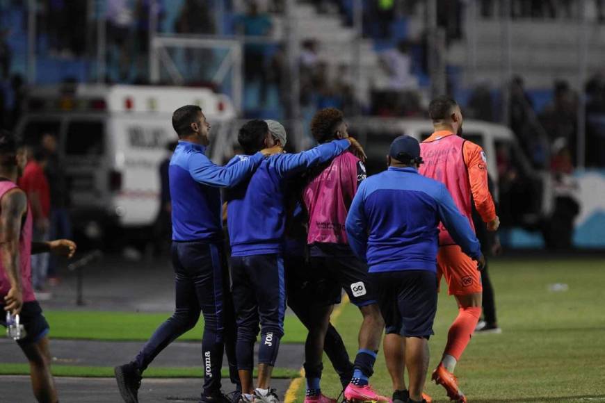 Jugadores y cuerpo técnico de Motagua celebrando la victoria al final del partido.