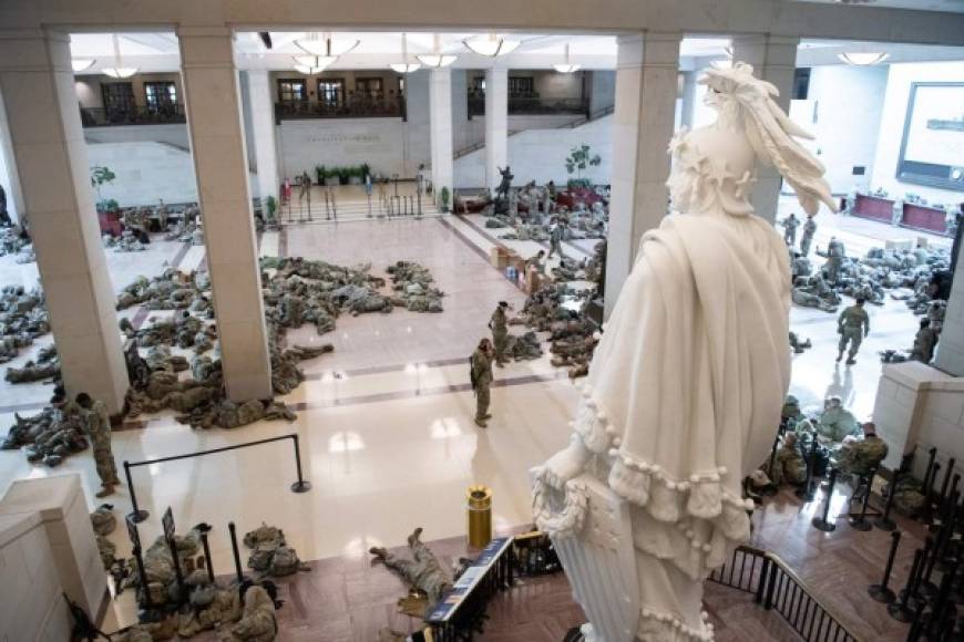 Los militares pernoctaron junto a sus armas en el interior del Capitolio estadounidense. FOTO AFP