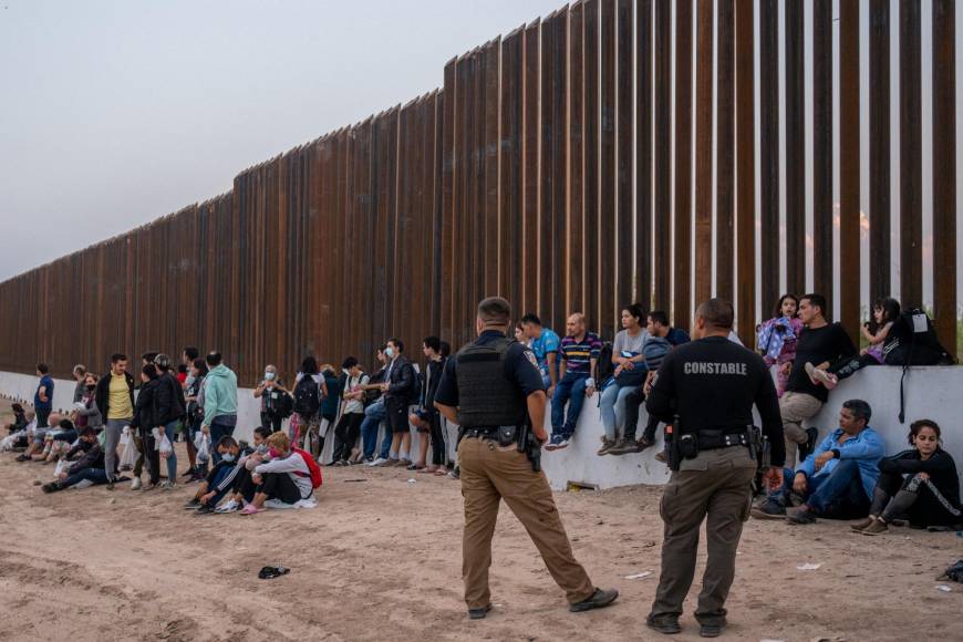 Los migrantes siguen llegando en grandes cantidades a la frontera, muchos cruzan a través del desierto, desafiando las corrientes de los ríos o saltando el muro, la gran reja que con hasta 9,1 metros de altura serpentea colinas y dunas dividiendo México y Estados Unidos, incluso hasta las rabiosas aguas del Pacífico.