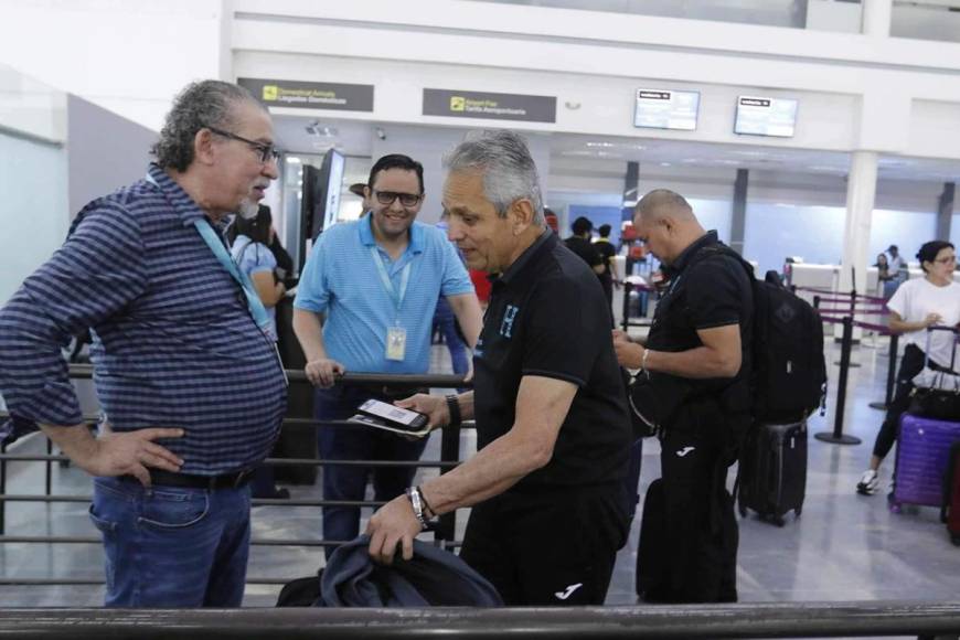 Reinaldo Rueda tras bajarse del bus fue rápidamente a migración sin dar palabras de la preparación de la Selección de Honduras. Todos los medios nacionales quedaron sorprendidos por la decisión del técnico colombiano.
