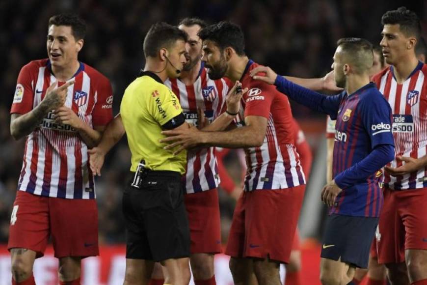 Diego Costa fue expulsado en el minuto 29 del Barcelona-Atlético tras protestar de forma airada al árbitro Gil Manzano. Foto AFP