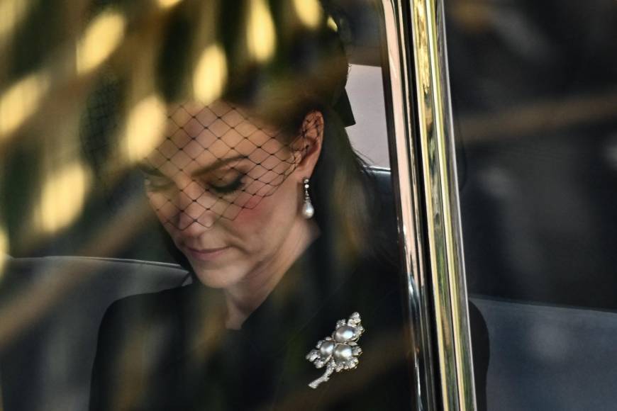 Kate utilizó un tocado con rejilla y unos pendientes de perla que pertenecieron a la fallecida princesa Diana.