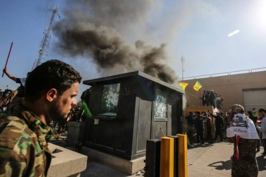 Miles de manifestantes y paramilitares iraquíes pro-Irán atacaron este martes la embajada de Estados Unidos en Bagdad, en protesta por los bombardeos estadounidenses en Irak que mataron el domingo a una veintena de combatientes.