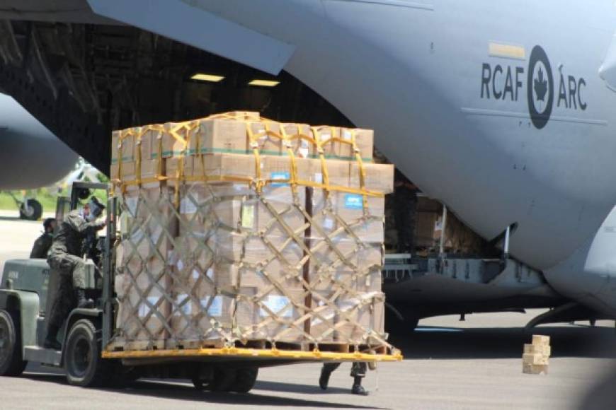 En total el avión de las fuerzas armadas canadienses transportó hoy 1,994 cajas que incluye los siguientes productos de acuerdo con el informe de carga del vuelo:<br/><br/> 790 cajas de mascarillas quirúrgicas (636,740 mascarillas)<br/> 385 cajas de respiradores (154,000 respiradores)<br/> 50 cajas de protectores faciales (31,700 protectores)<br/> 769 cajas de mascarillas médicas (600,000 mascarillas)