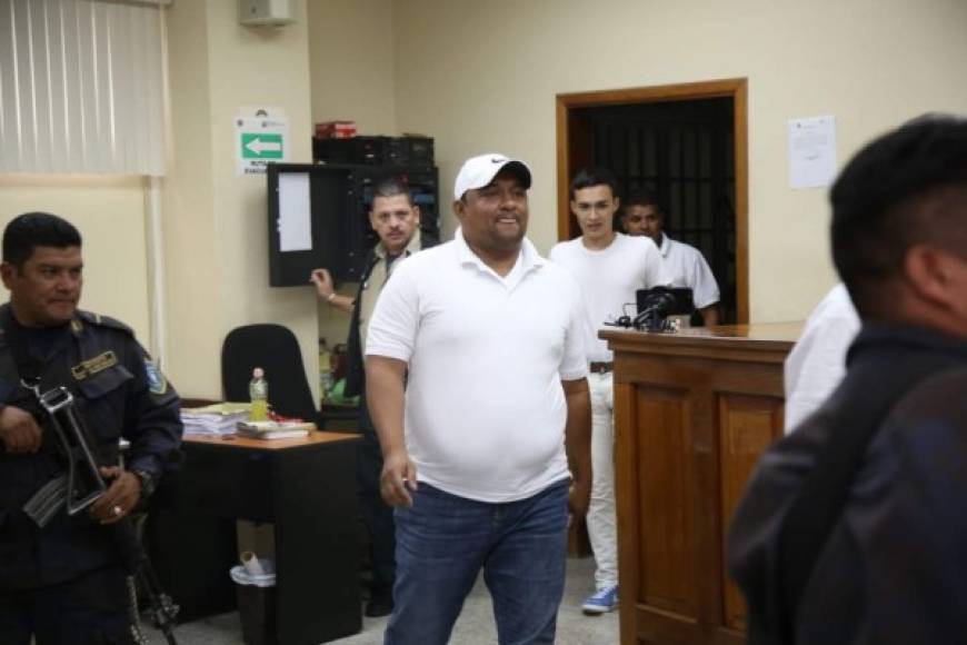 Douglas Bustillo, culpable del asesinato de la líder ambientalista hondureña, mientras ingresaba a la sala. Su rostro cambió cuando escuchó la lectura de la sentencia. Él es uno de los siete condenados.