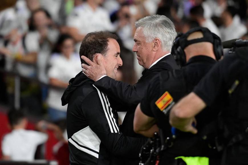 Carlo Ancelotti y su cariñoso saludo con Jagoba Arrasate, entrenador del Osasuna.