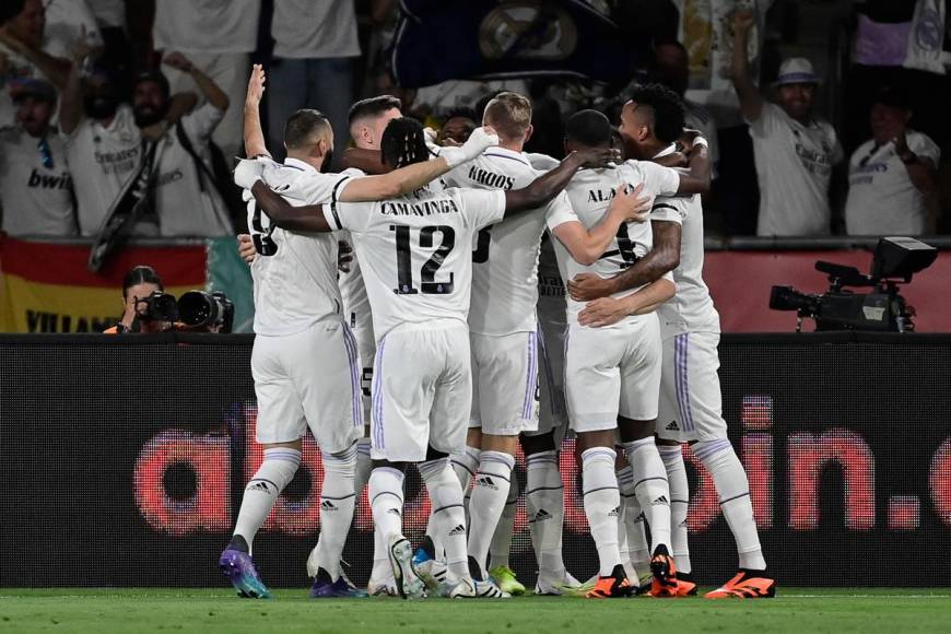 Jugadores del Real Madrid se agrupan para celebrar el 1-0 contra el Osasuna en la final de la Copa del Rey.