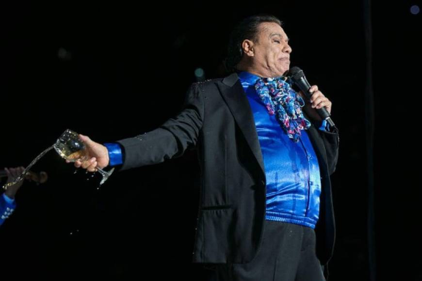 El exitoso cantante interpretó para el público angelino canciones tan conocidas como 'Así Fue', 'Inocente Pobre Amigo' y 'El Noa Noa'.