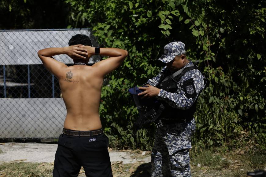 -FOTODELDÍA- AME7851. SOYAPANGO (EL SALVADOR), 03/12/2022.- Un policía salvadoreño realiza hoy una requisa en Soyapango (El Salvador). Unos 10.000 miembros de la Fuerza Armada y de la Policía Nacional Civil (PNC) fueron desplegados en el municipio populoso de Soyapango para "extraer" a pandilleros que aún no han sido capturados y continuar la "guerra contra las pandillas". EFE/ Rodrigo Sura