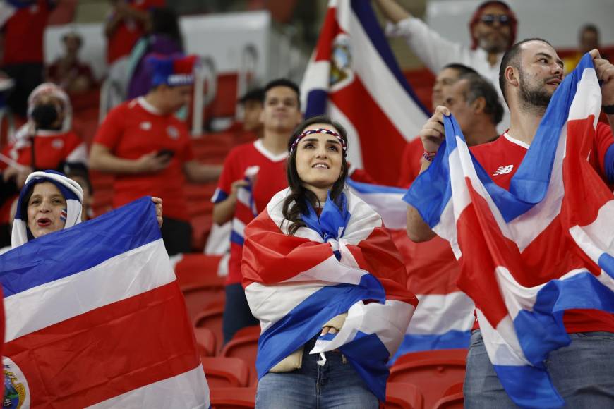 Una de las lindas aficionadas de Costa Rica que se robó las miradas en el estadio.