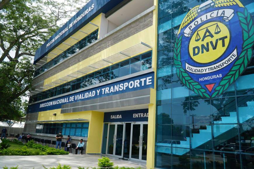 En la oficina de la DNVT, localizada en sector Calpules, contiguo a Ciudad Mujer, hace más de una semana fue suspendida la emisión de licencias por primera vez y renovación. 