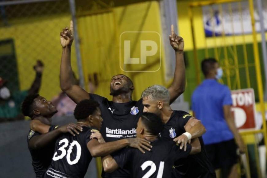 Los jugadores del Honduras Progreso festejando el triplete de Rafa Agámez.