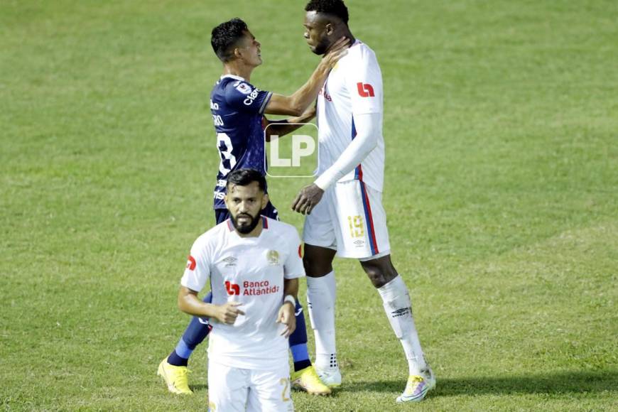 ‘El Camellito‘ Delgado agarró del cuello a Yustin Arboleda. Tremenda bronca entre los jugadores.