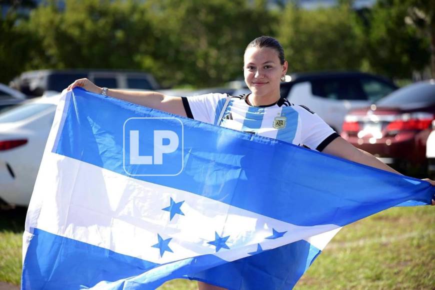 Esta aficionada argentina posó con la bandera de Honduras.