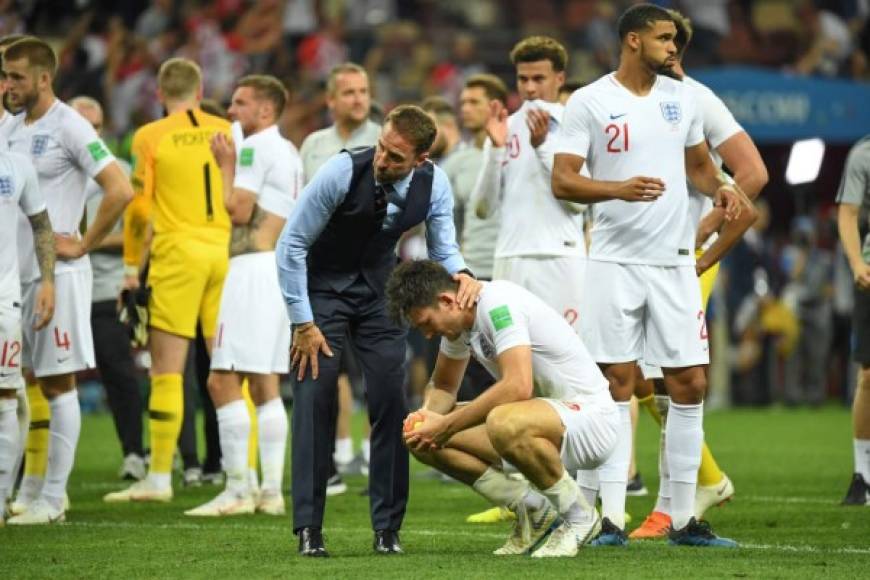 El entrenador de Inglaterra, Gareth Southgate, consolando a sus jugadores al final del juego.