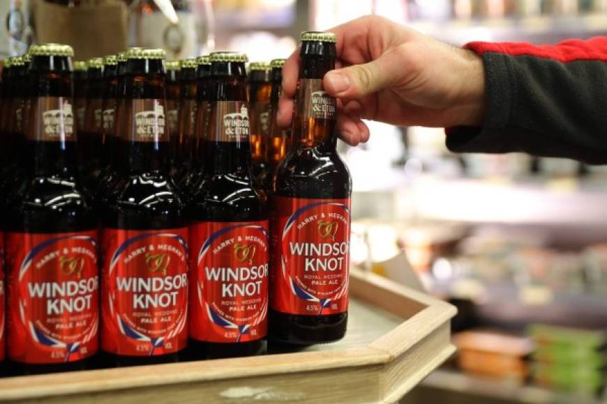 3- Cerveza elaborado con cebada cultivada localmente en Royal Farms en Windsor y lúpulos de la costa oeste de los EE. UU., La cerveza Pale Ale llamada 'Harry & Meghan's Windsor Knot' se ha preparado para darle a la cerveza británica tradicional un toque estadounidense.<br/>
