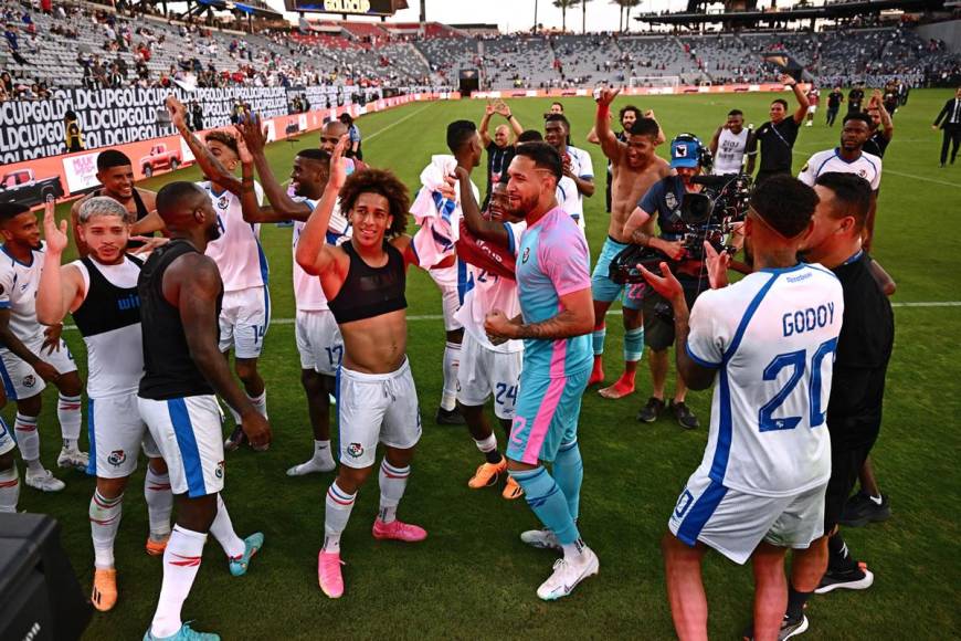 Los jugadores panameños celebraron con sus aficionados que estaban en las gradas del Snapdragon Stadium de la ciudad de San Diego.