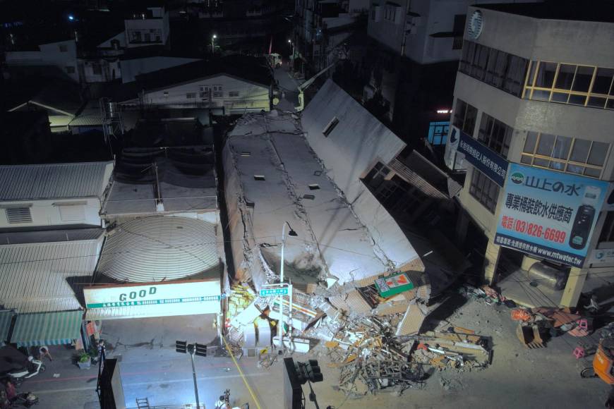 Las imágenes de video publicadas por la Agencia Central de Noticias de Taiwán mostraban a los residentes en pánico escapando del edificio, que levantó una espesa nube de polvo al derrumbarse.