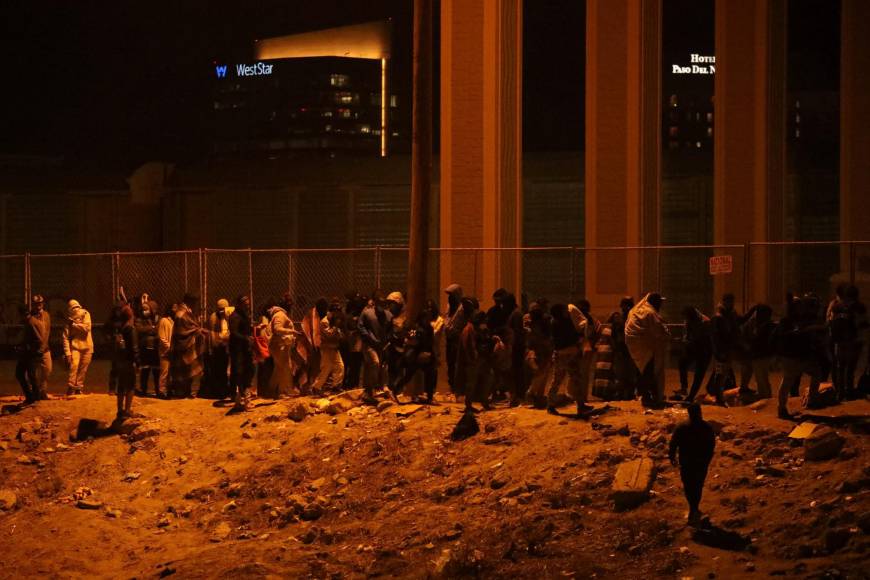 Desolados y frustrados, cientos de venezolanos que languidecen en la frontera de México lloraron la decisión de la Corte Suprema de Estados Unidos el lunes de mantener las restricciones migratorias en el sur del país norteamericano.