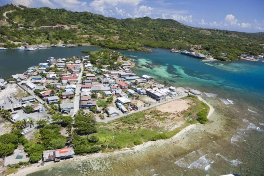 Roatán es la cabecera municipal y departamental de Islas de la Bahía y cuenta con el mayor número de habitantes. Entre sus zonas importantes destacan Puerto Francés, West End, West Bay, Punta Gorda y José Santos Guardiola.