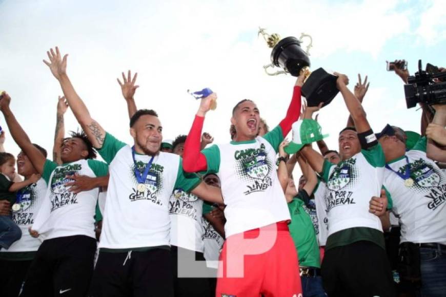 La celebración de los jugadores del Atlético Pinares con el trofeo de campeones del Ascenso.