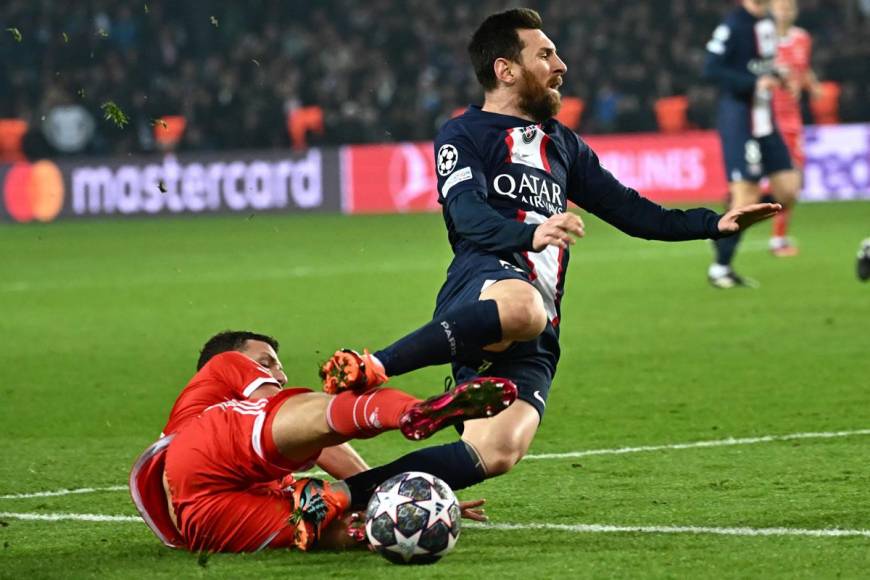 Lionel Messi sufrió una dura entrada por parte de Benjamin Pavard en los minutos finales del partido.