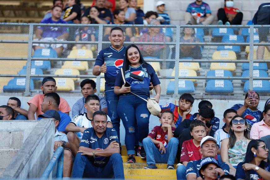 ¡Ambientazo en Choluteca! Bellas chicas enamoran en el Lobos-Motagua