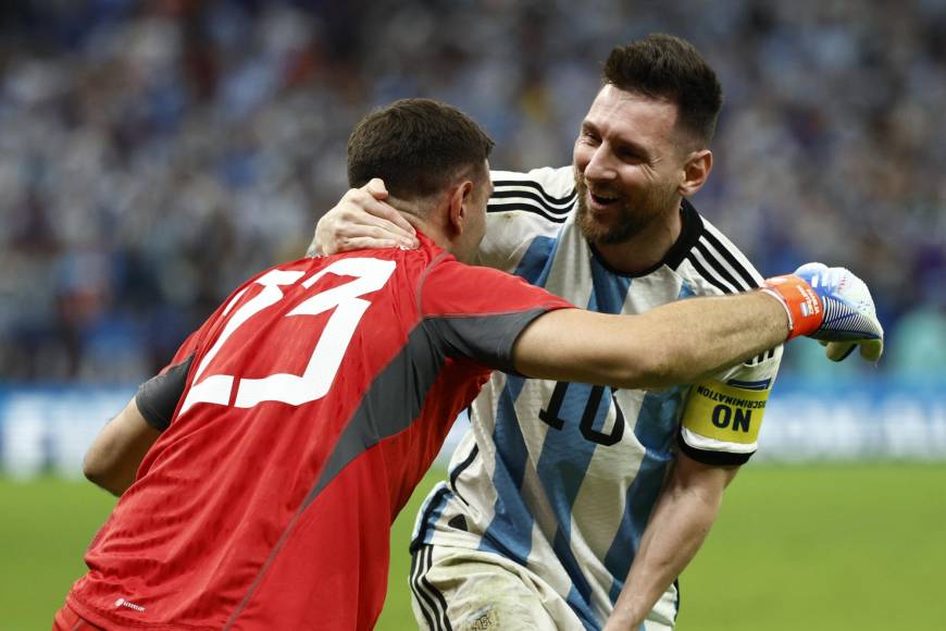 Messi festejando con Dibu Martínez el pase a semifinales.