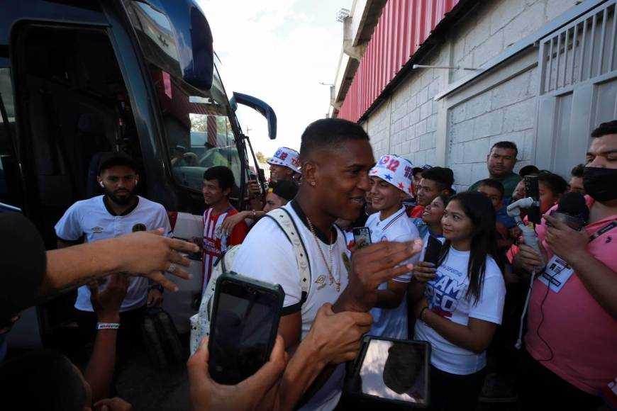 Los hinchas estuvieron a la espera de la plantilla del Olimpia para darles un caluroso recibimiento.