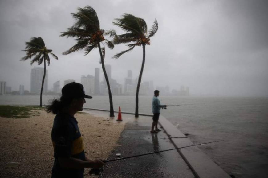 La tormenta tropical Gordon azota a Florida con fuertes lluvias y vientos dejando a miles de personas sin electricidad, mientras se fortalece con posibilidad de convertirse en huracán cuando toque tierra a lo largo de la costa central del Golfo de México.