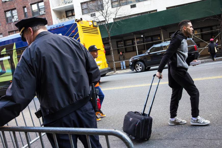 José Daniel Martínez está entre el grupo que protesta. Dijo a EFE que llegó al hotel el domingo a eso de las siete de la noche, tras culminar su jornada de trabajo en un restaurante. “Me dijeron que tenía que irme hoy a las dos de la tarde”, recordó Martínez, de 19 años, que ha vivido en el hotel durante dos meses y que se unió a sus compañeros en la acera. Este lunes no se presentó a trabajar porque señala: “¿Que hago con mis cosas?”.