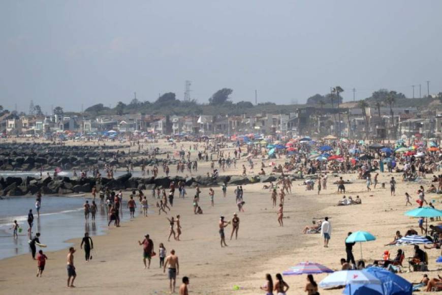 'Estamos viendo un gran aumento de multitudes en las playas que usualmente solo se observa en el verano', dijo por su parte el portavoz de los socorristas de Newport Beach, Brian O’Rourke.