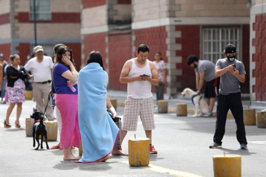 El fenómeno sorprendió también a varios capitalinos que por la pandemia están acostumbrados ya a trabajar en casa.<br/><br/>'Estábamos trabajando en pijama, terminando de desayunar y pues tuvimos que salir así', dijo por su parte Sonia Flores Cano, de 29 años.