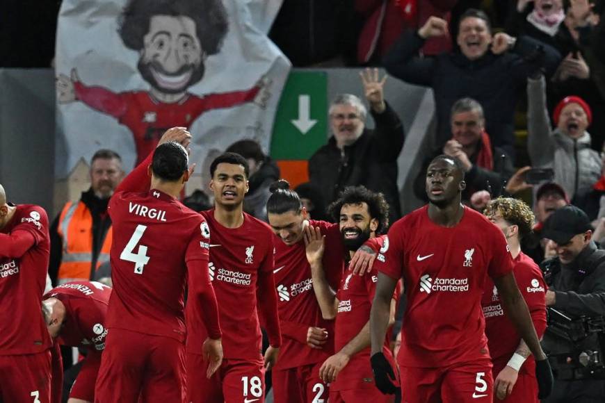 Cody Gakpo (43, 50), Darwin Núñez (47, 75), Mohamed Salah (66, 83) y Roberto Firmino (88) dejaron mudos a los hinchas del United, en una victoria en Anfield que, más allá del contundente resultado, acerca a los Reds a los puestos de Liga de Campeones.