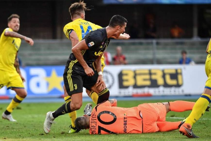 Una acción confusa dentro del área del Chievo que acabó con el balón en gol, de Mario Mandzukic, Cristiano protestando un golpe por detrás y Sorrentino, tras el choque con el luso, qued[o inconsciente en el césped del estadio.