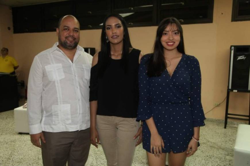 Martín Mejía con Elisa y Sara Mendoza.