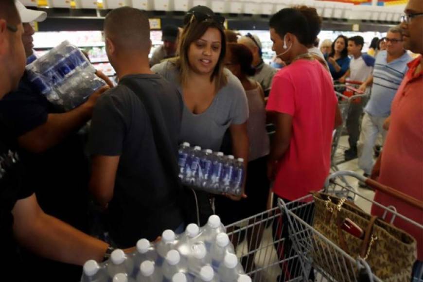 Los supermercados se encontraban abarrotados con cientos de ciudadanos buscando abastecerse de agua y víveres previo a la llegada de la tormenta.