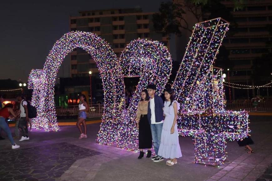 En el centro de San Pedro Sula los ciudadanos aprovechan las decoraciones para tener un recuerdo navideño.