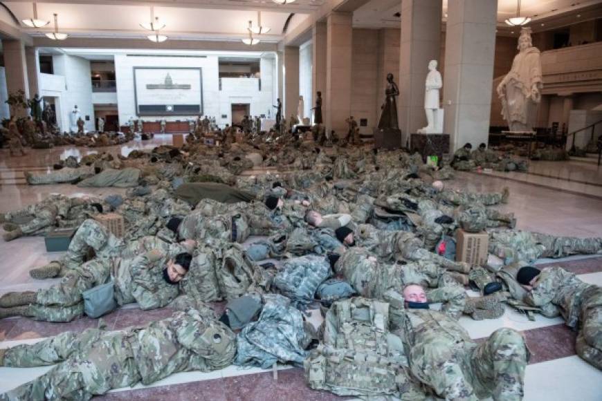 Soldados duermen en los pasillos del Capitolio mientras se inicia proceso de juicio político contra Trump