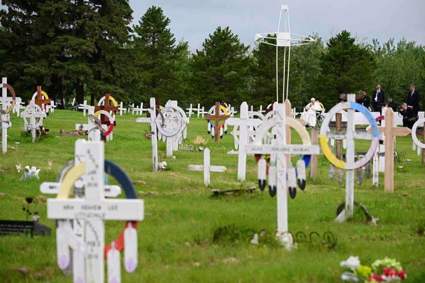  El descubrimiento de más de 1,300 sepulturas anónimas en 2021 cerca de dichos centros provocó una ola de rechazo.