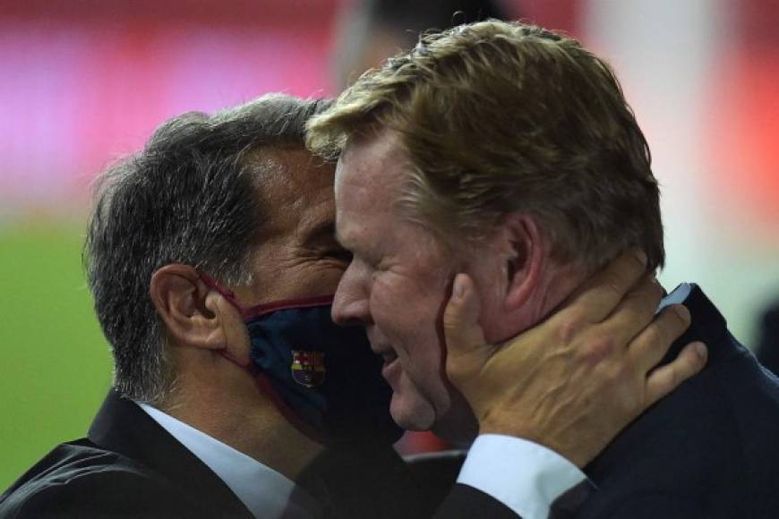 Joan Laporta también bajó al campo para saludar a Ronald Koeman.