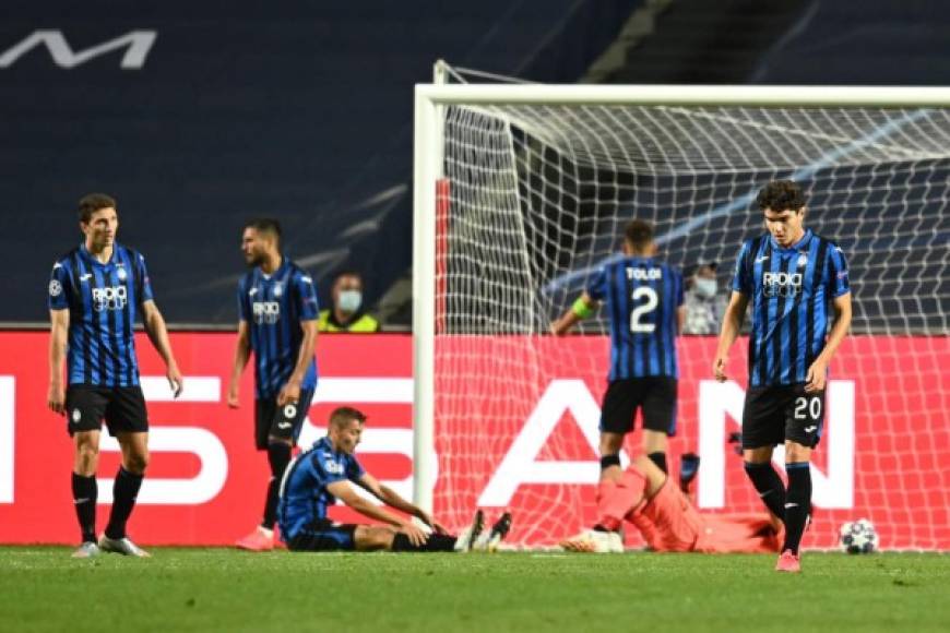 La desilusión del Atalanta tras los goles del PSG que remontaron el marcador.
