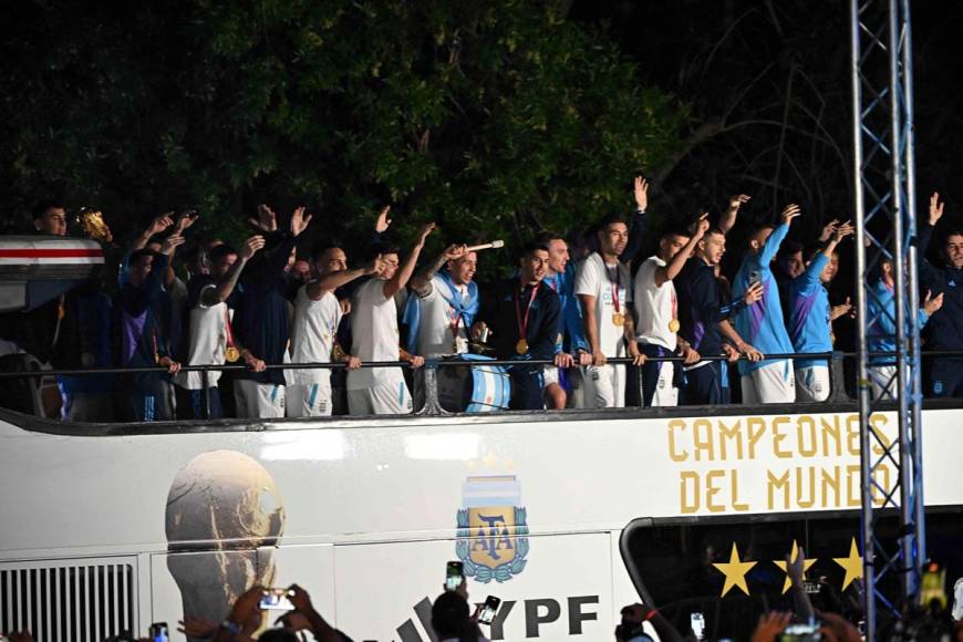Los argentinos subieron a un autobús descapotable de dos pisos para dirigirse al cercano predio de entrenamiento de la selección, donde pasarán la noche antes desfilar por el centro de Buenos Aires.