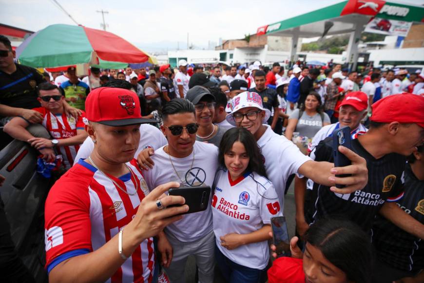 El atacante Michell Chirinos fue sensación al llegar al sector de tendidos populares. El delantero recibió muestras de cariño.