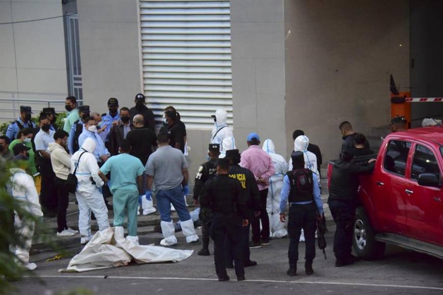 La Secretaría de Seguridad de Honduras informó que equipos especiales de la Policía Nacional realizan “operaciones exhaustivas” para esclarecer el crimen múltiple, en el que uno de los agresores resultó herido de bala.