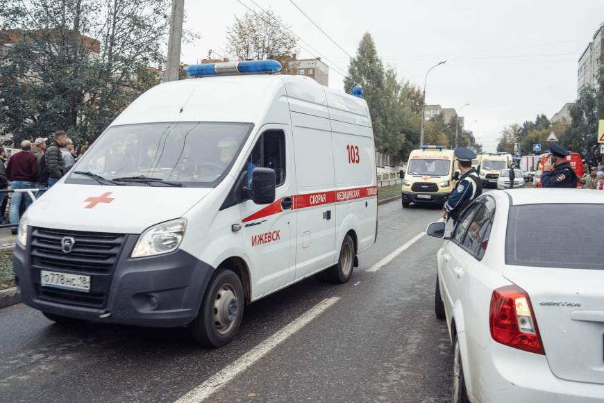 Kazántsev llegó a su antigua escuela alrededor de las 11.00 horas (07.00 GMT). Los alumnos del centro dicen que mató de un tiro a uno de los guardias nada más entrar por la puerta principal.