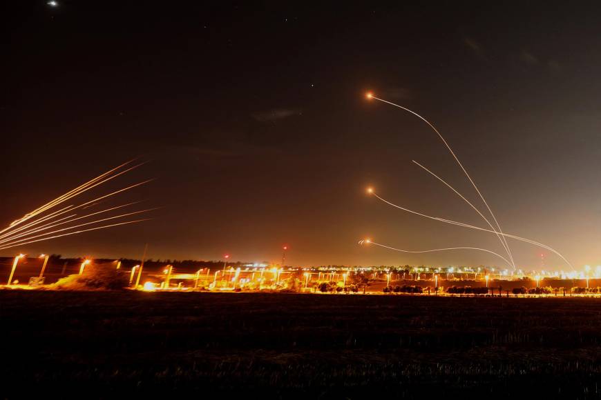 Cientos de cohetes fueron lanzados este jueves desde la Franja de <b>Gaza</b> hacia Israel poco después de nuevos ataques israelíes, elevando a 22 el número de palestinos muertos en dos días en el peor repunte de violencia en meses.