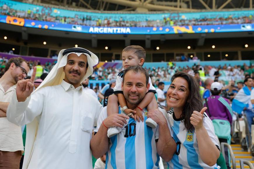 Aficionados de Argentina y Arabia se juntaron en un ambiente futbolero.