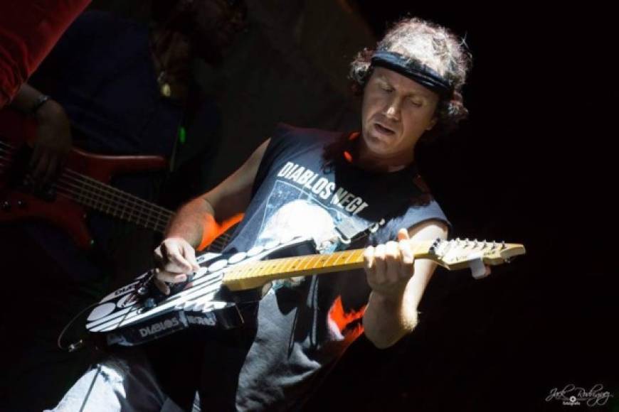 Uno de los fundadores de la banda hondureña de rock Diablos Negros, Ricardo Arturo Ucles Brevé (39), fue asesinado por un grupo de delincuentes.