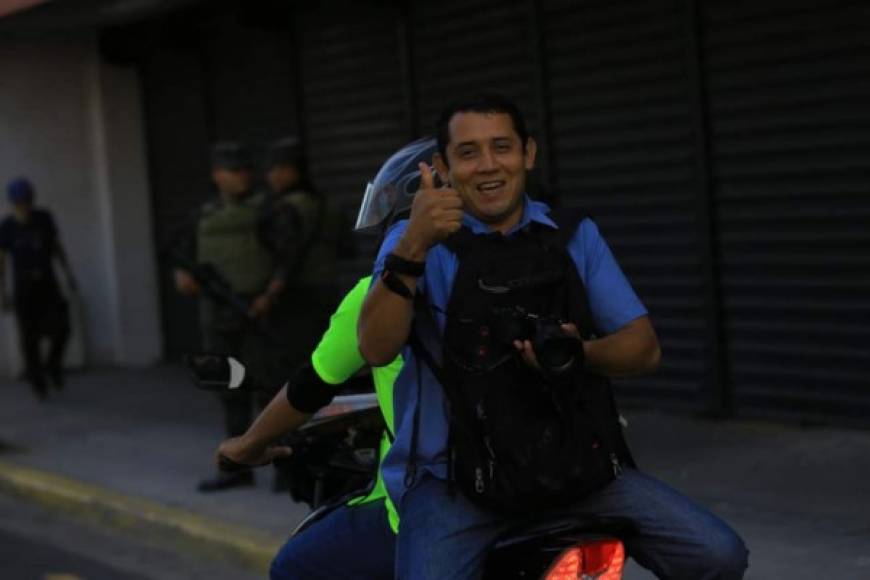 El fotógrafo de Diario LA PRENSA, Amílcar Izaguirre, captando los momentos históricos de la edición 43 de la Maratón.